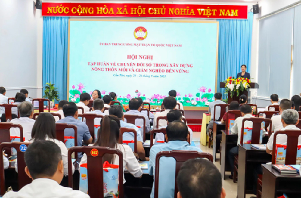 Tập huấn chuyển đổi số trong công tác giảm nghèo và xây dựng nông thôn mới