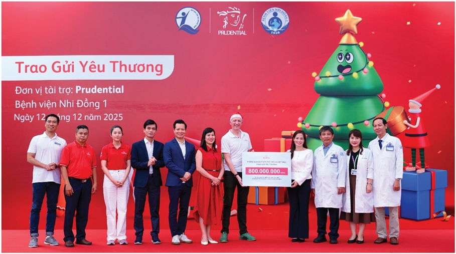 Prudential trao 2.600 phần quà Giáng Sinh cho bệnh nhi tại Thành phố Hồ Chí Minh và Hà Nội