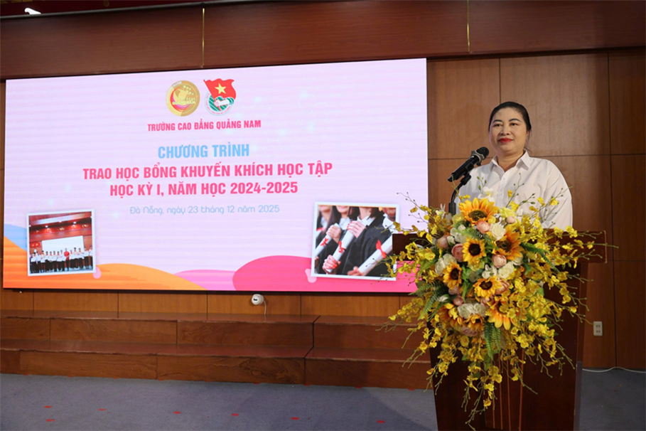 Trường Cao đẳng Quảng Nam trao học bổng khuyến khích học tập học kỳ I năm học 2024 - 2025