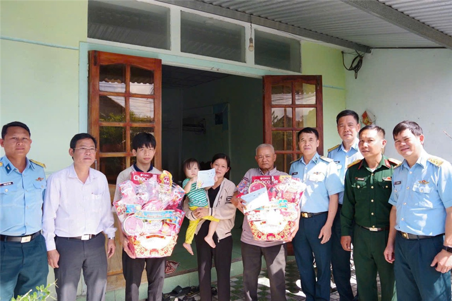 Quân chủng Phòng không – Không quân biểu dương hành động nhân văn của học sinh tham gia cứu nạn phi công tại Đắk Lắk