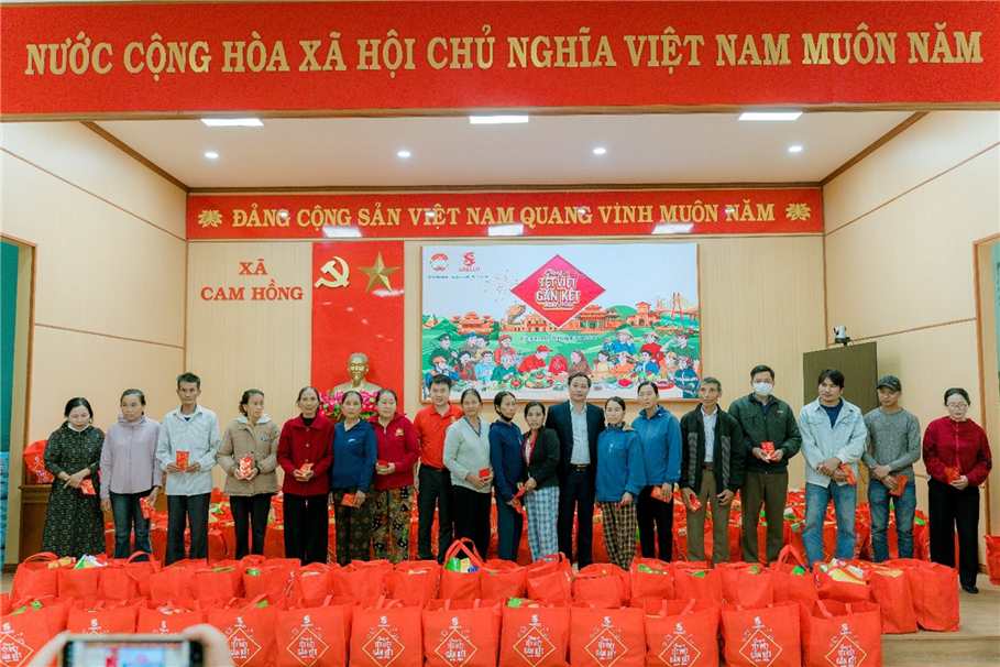 Trao tặng 500 phần quà Chương trình “Chung vị Tết Việt “ cho người dân Hải Phòng và Quảng Trị 