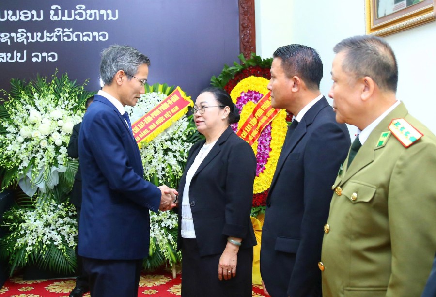 Đoàn Bộ Nội vụ đến viếng và ghi sổ tang Đồng chí Xay-xổm-phon Phôm-vi-hản tại Đại sứ quán Lào