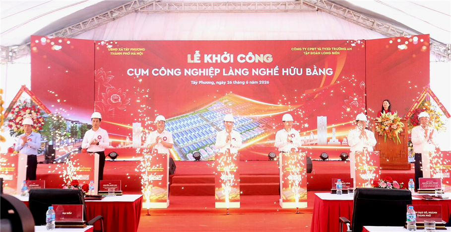 Các đại biểu thực hiện nghi thức khởi công Cụm công nghiệp làng nghề Hữu Bằng.